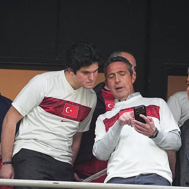 Ali Koç ve oğlu maçı izlerken