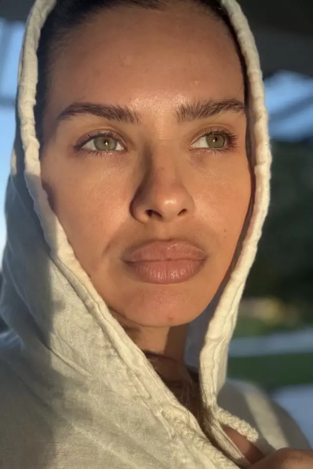 China Suarez doğal bir pozda