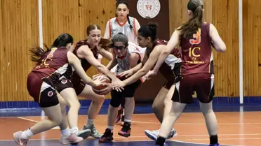 Şampiyonada mücadele eden genç kızlar