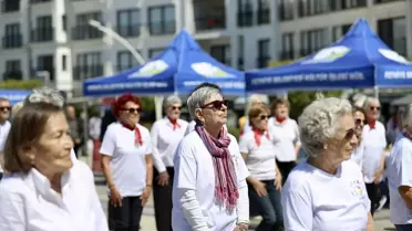 Yaşlıların dans gösterisi