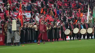 Stadyumda renkli pankartlarla süslenmiş A Milli Takım