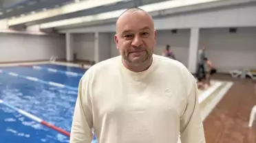 Yüzme yarışmasında madalya kazanan down sendromlu çocuklar