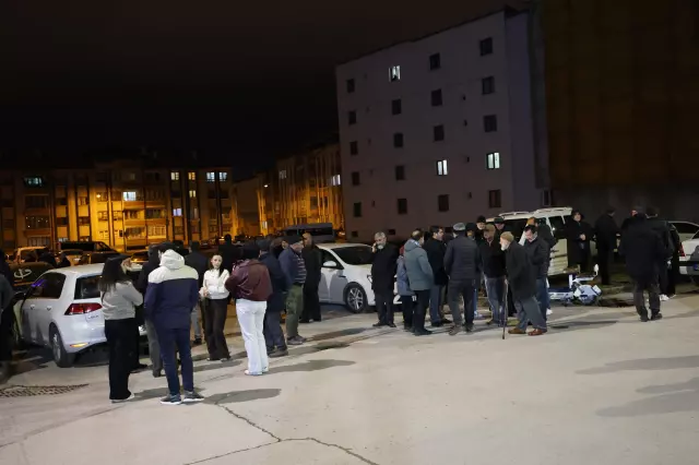 Umre yolcuları havalimanında bekliyor