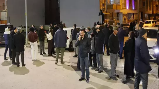 Umre yolculuğu için yola çıkan vatandaşlar, polis karakolunda beklemek zorunda kaldı