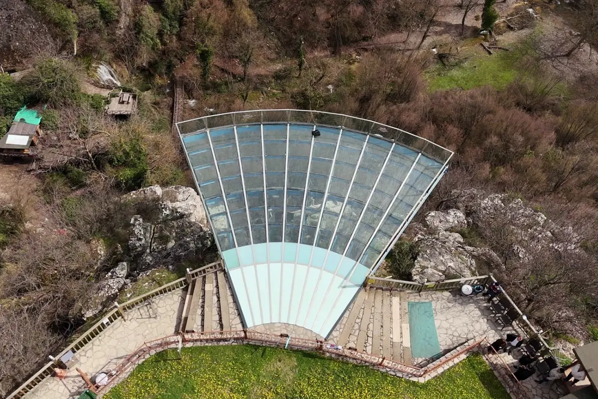 Karabük’te 21 Yaşındaki Üniversite Öğrencisi Cam Teras Kazasında Hayatını Kaybetti