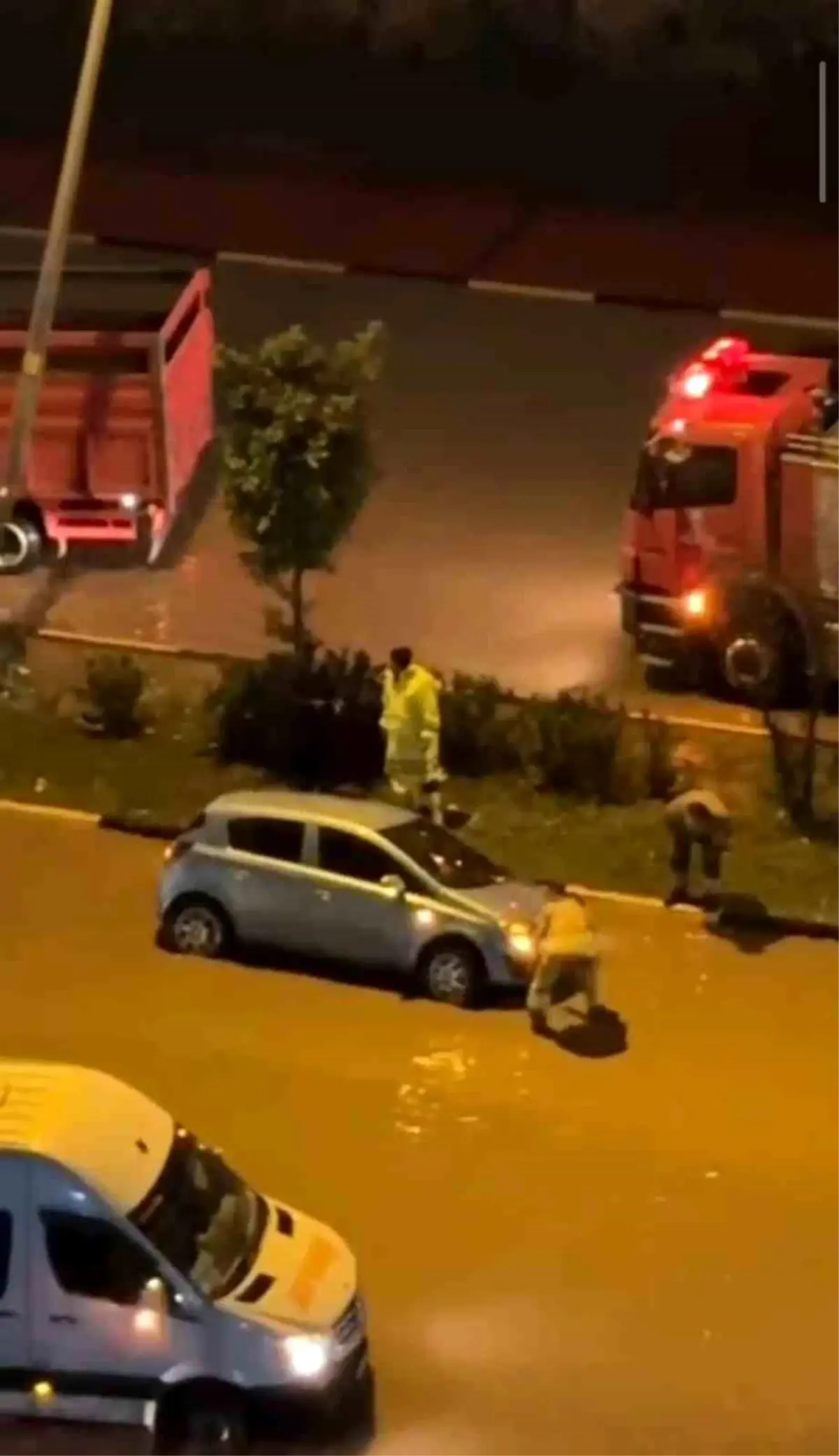 Hatay’da Şiddetli Yağışlar Yolları Su Basarak Göle Dönüştürdü