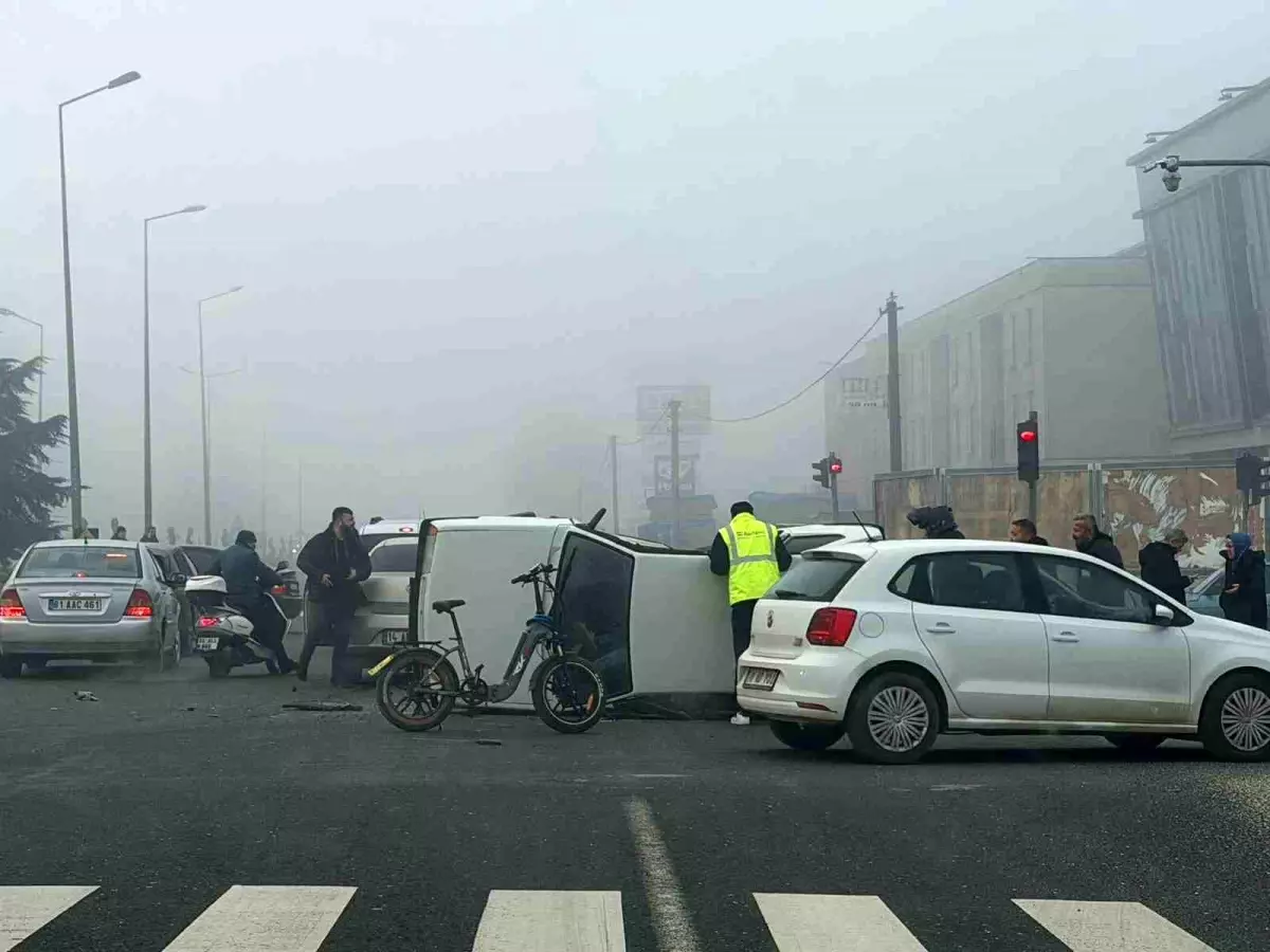 Düzce'de İki Araç Çarpıştı: 4 Kişi Hastaneye Kaldırıldı