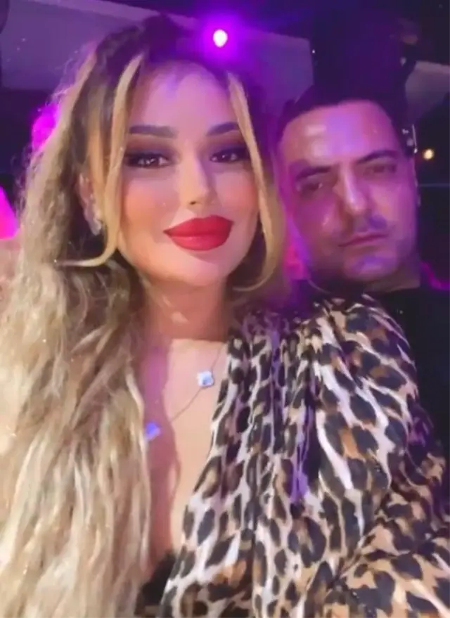 Duruşma salonunda oturan hakim