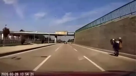 Bursa’da Motosiklet Sürücüsü Trafiği Tehlikeye Attı: Görüntüler Kameraya Yansıdı
