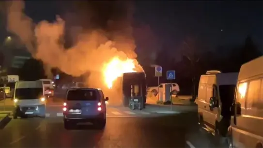 Yangın sonrası söndürülen midibüs