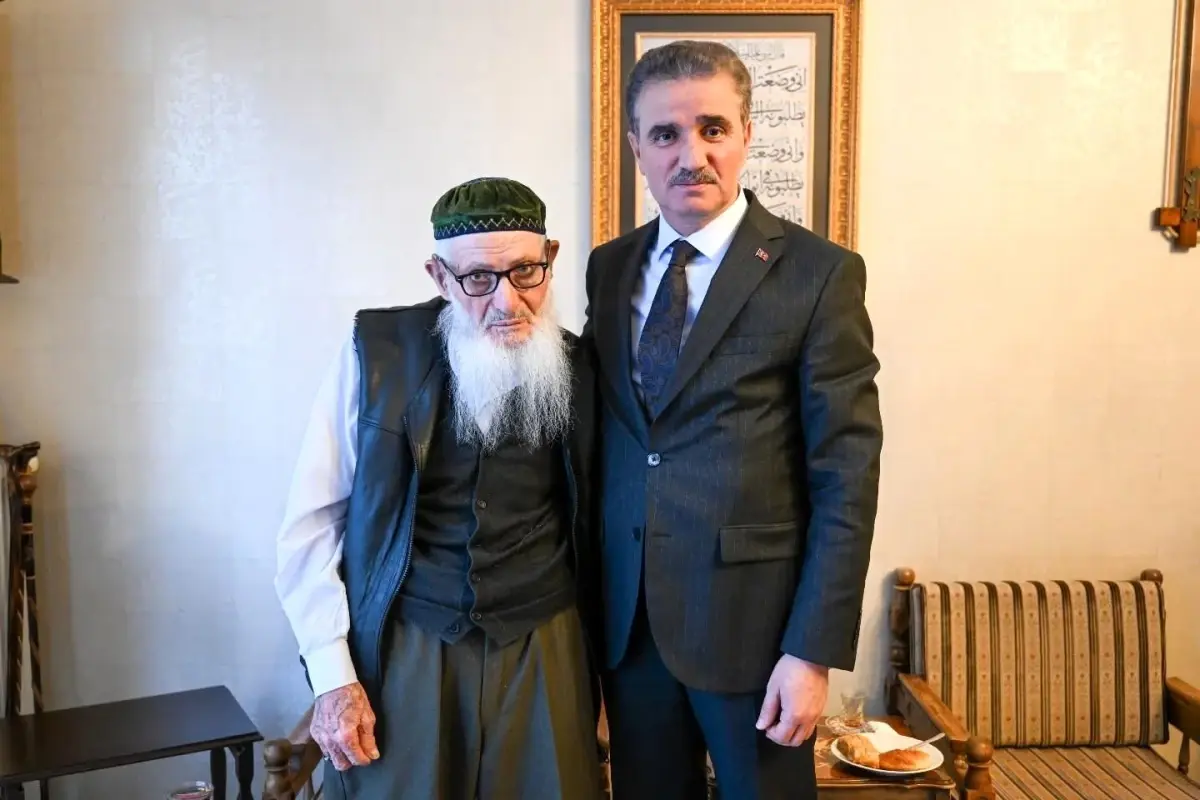 Erzurum Valisi Aydın Baruş, Veli Velioğlu Hoca’yı Onurlandırdı