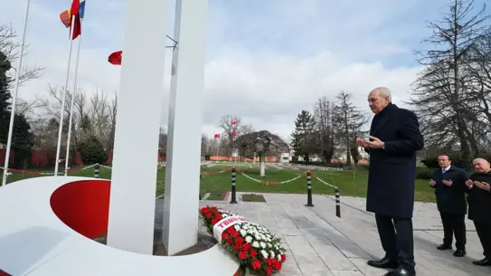 Numan Kurtulmuş şehitlikte