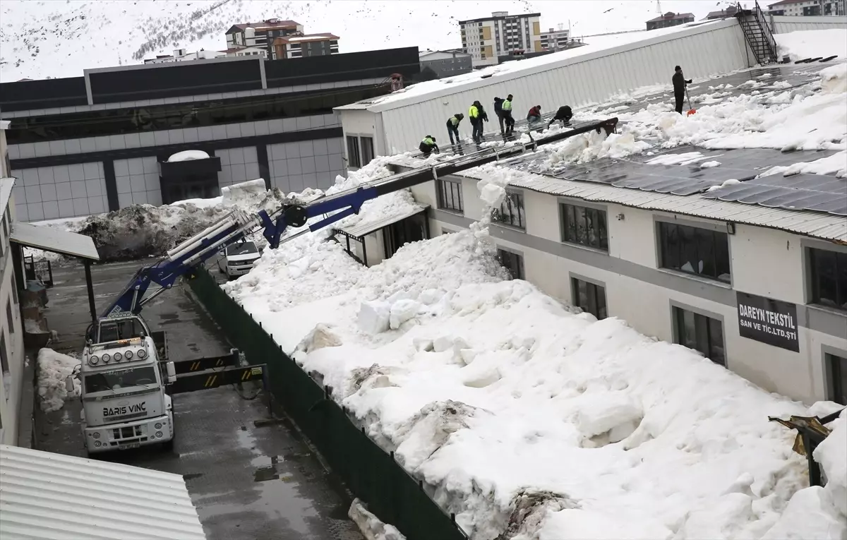 Bitlis'teki Tekstil Fabrikası, Çatısındaki Karı Vincin Yardımıyla Temizledi