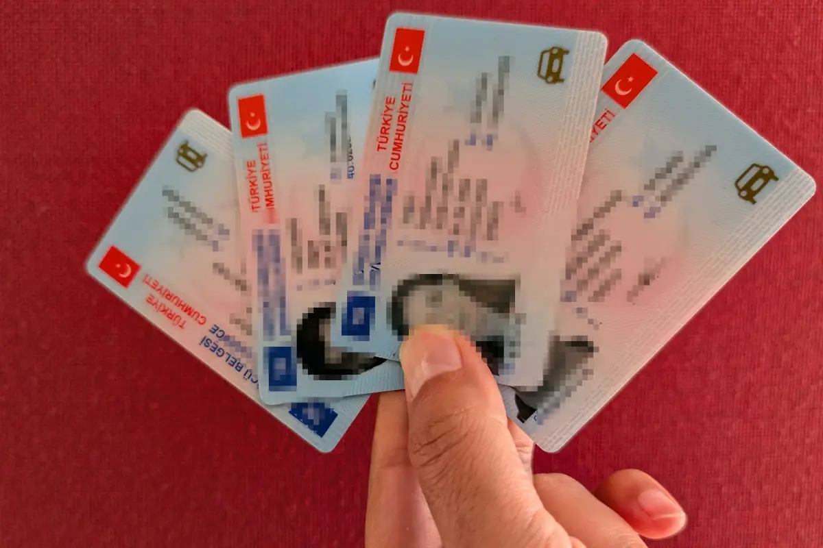 Trafikte Cep Telefonu Kullanımına Kesin Duruş: İlk Kez Para Cezası, Tekrarında Ehliyet Kapatma