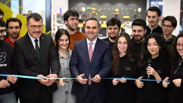 Milli Teknoloji Atölyesi'nde çalışan mühendisler