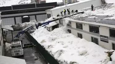 Vinç aparatıyla kar temizleniyor