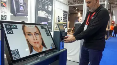 Fuar standında sergilenen optik cihazlar