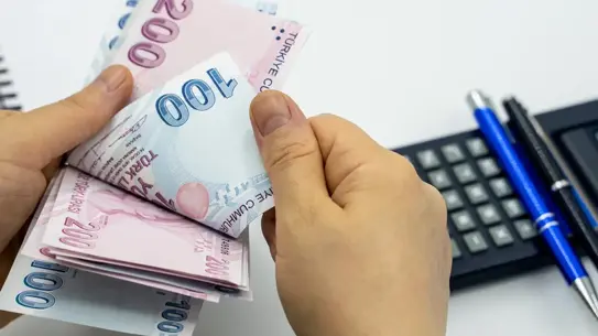 Akaryakıt pompası ve fiyat tabelası