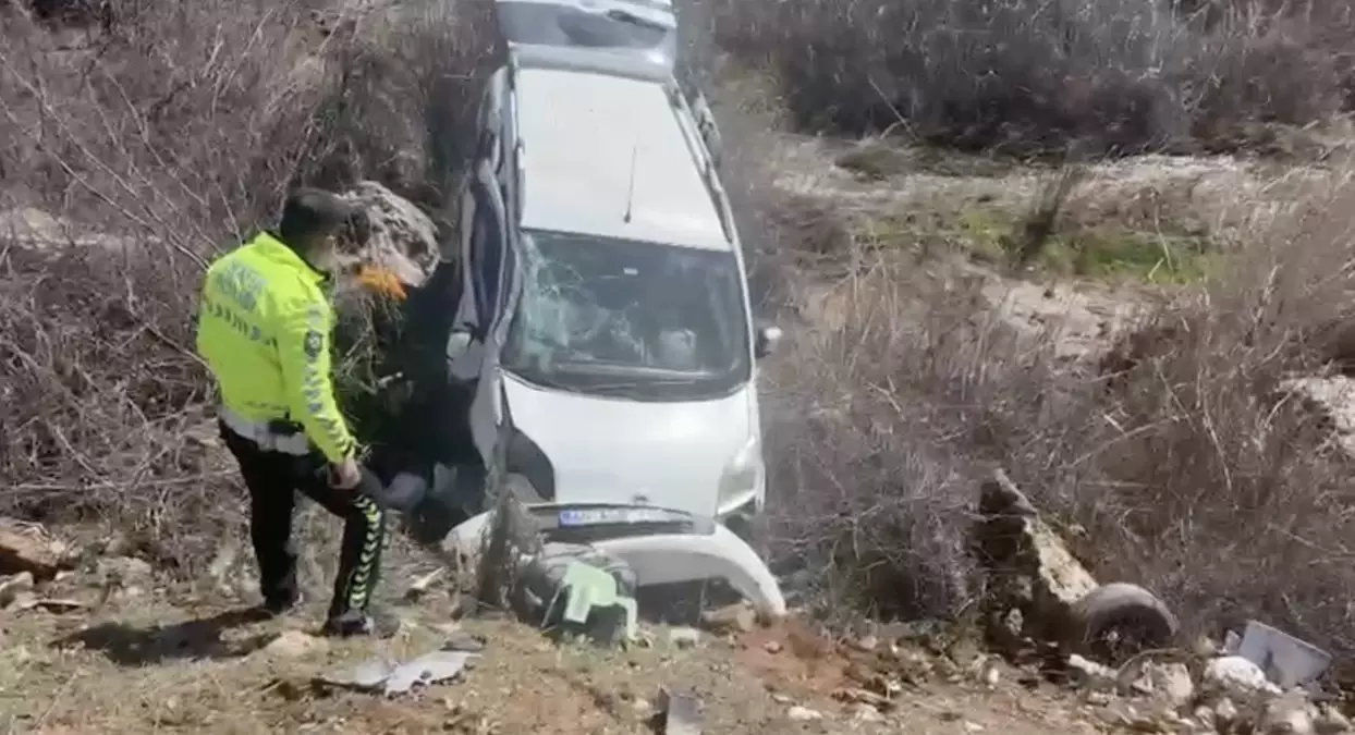 Gölbaşı'nda Hafif Ticari Araç Devrildi: 4 Yaralı