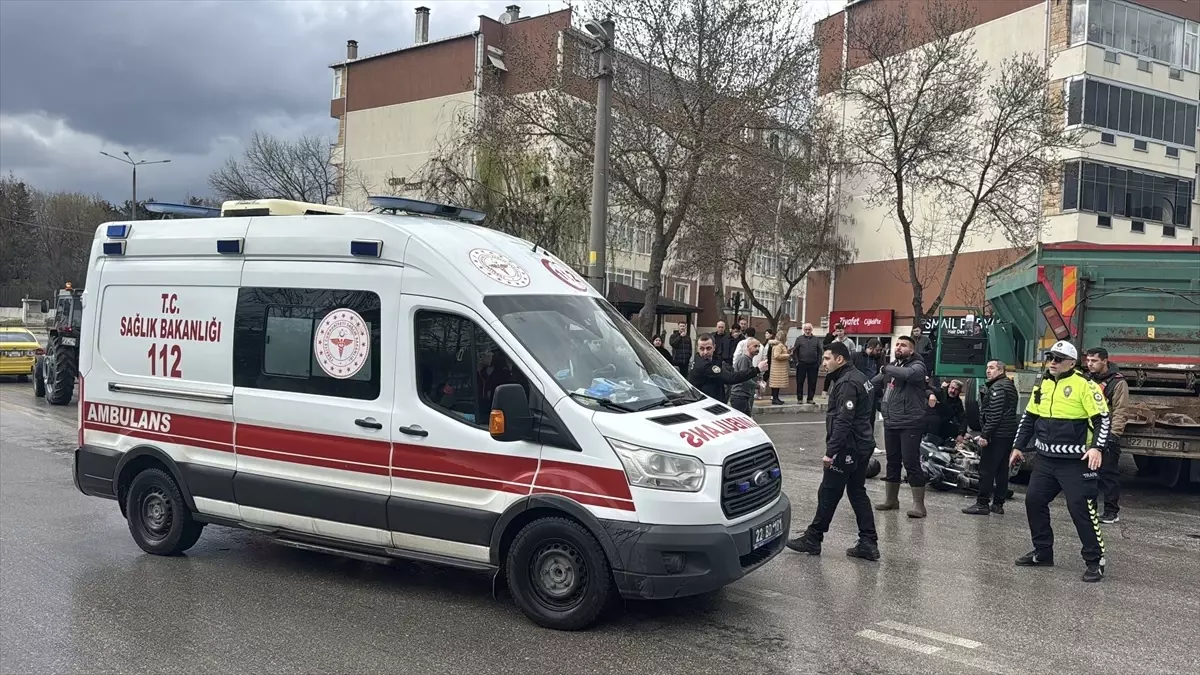 Edirne'de Motosiklet ve Kamyon Çarpışması: İki Yaralı Hastaneye Kaldırıldı
