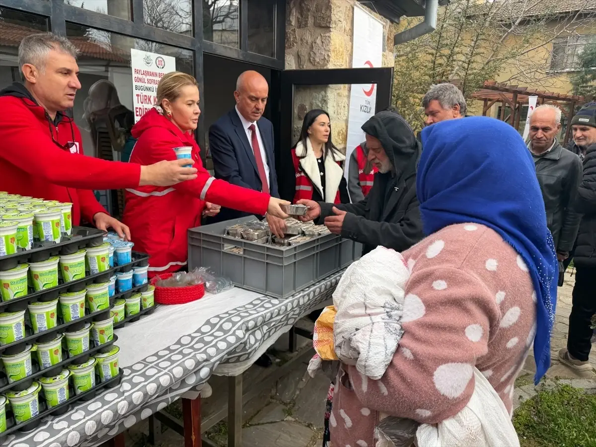 Edirne'de Kızılay ve Valilik'ten Dayanışma Pilavı Şöleni