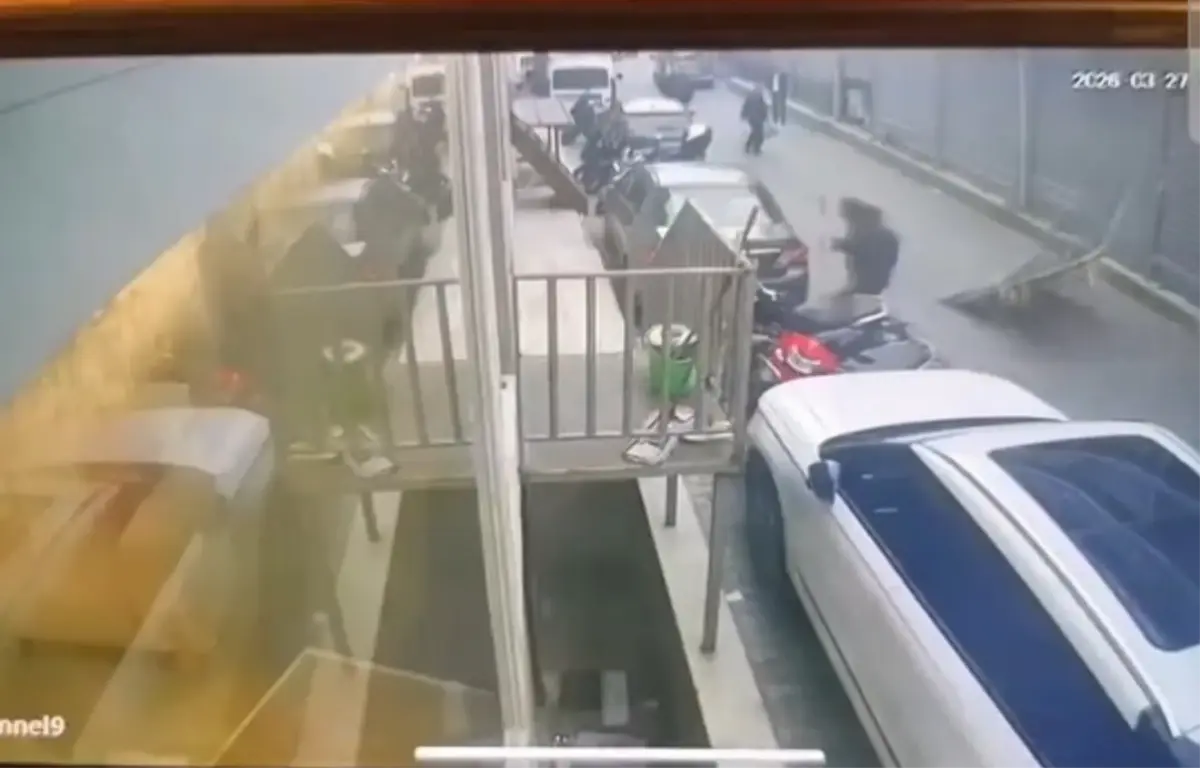 Kuşadası iş merkezinde düşen pencere