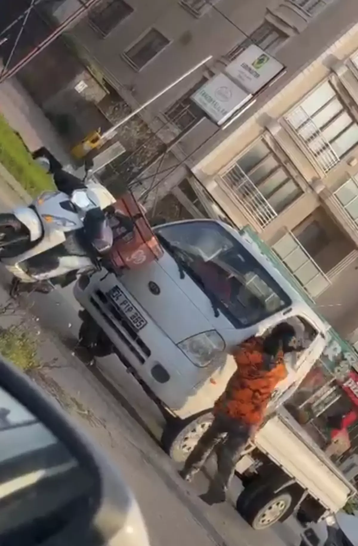 Maltepe'de Trafik Kavgası: Motosikletli Sürücü Camı Kırdı