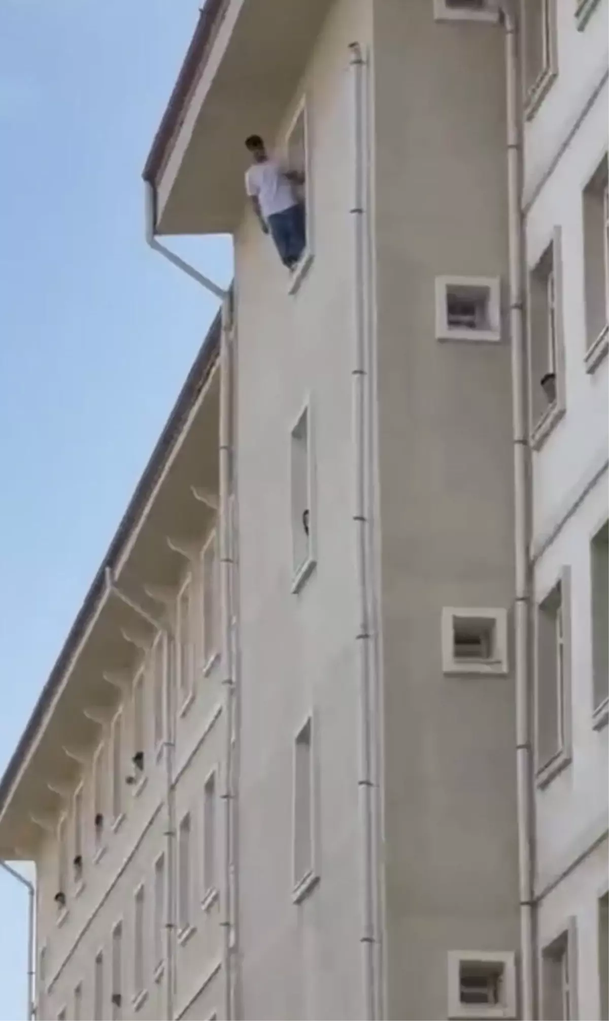 Muğla'da Üniversite Öğrencisi Yurt Penceresinden Atladı: Olayın Detayları