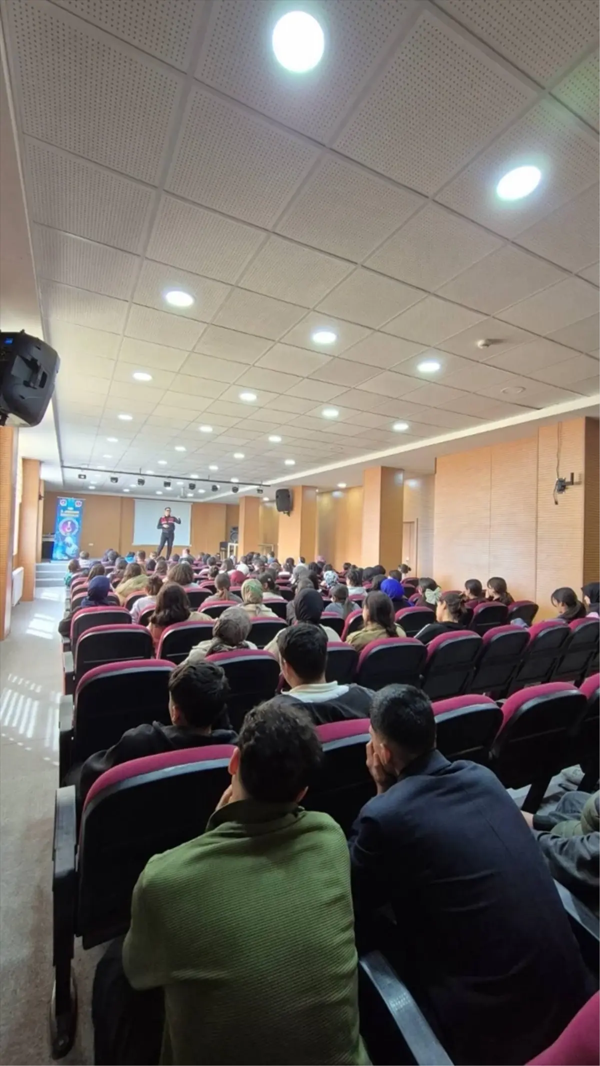 Muradiye'de Jandarma’dan Öğrencilere Siber Güvenlik Bilinçlendirme Çalışması