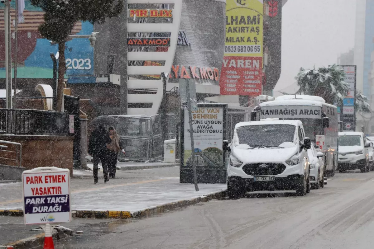 Van’da Şiddetli Kar Yağışı Şehir ve Köylerde Hayatı Zorlaştırdı