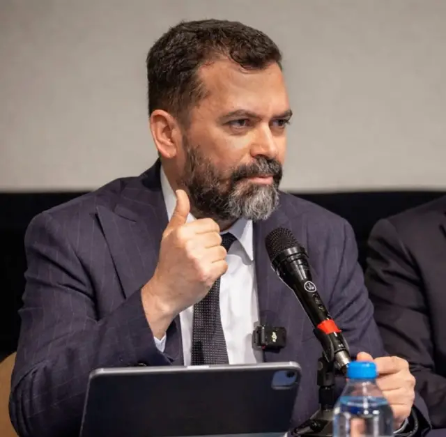 Dr. Ekrem Teymur sahnede