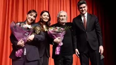 Binnur Kaya, 44. İsmail Dümbüllü Ödülü'nü 'İki Kişilik Oyun' Performansıyla Kazandı