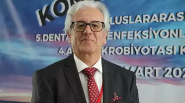 Kongrede sunum yapan bir diş hekimi