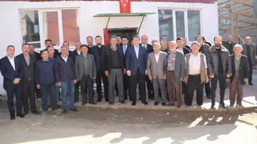 Vali Bakan köy ziyareti sırasında çekilen fotoğraf