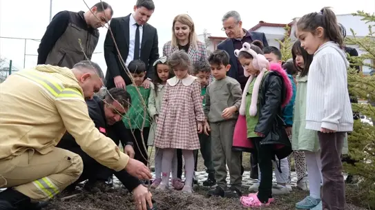 Öğrencilere dağıtılan fidanlar