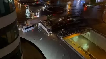 Yağış sonrası İskenderun caddelerinde oluşan su birikintileri