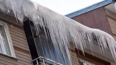 Sarıkamış'ta karlı yol ve sisli hava