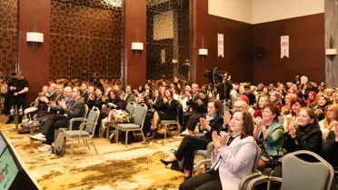 Kongre salonunda sunum yapan uzman