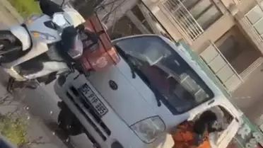 Motosikletli sürücünün cam kırma anı