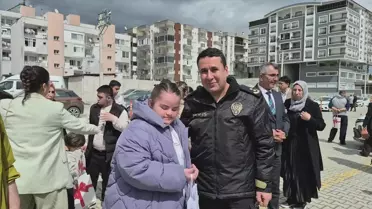 Etkinlikte polis ve çocukların birlikte eğlendiği an