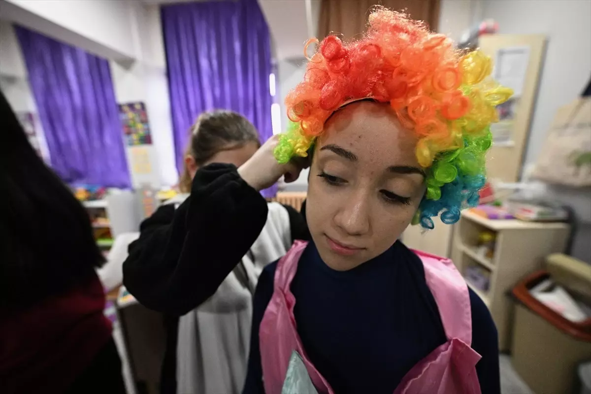 Düzce'li Lise Öğrencileri Köy Okullarında Renkli Tiyatro Şovlarıyla Buluştu