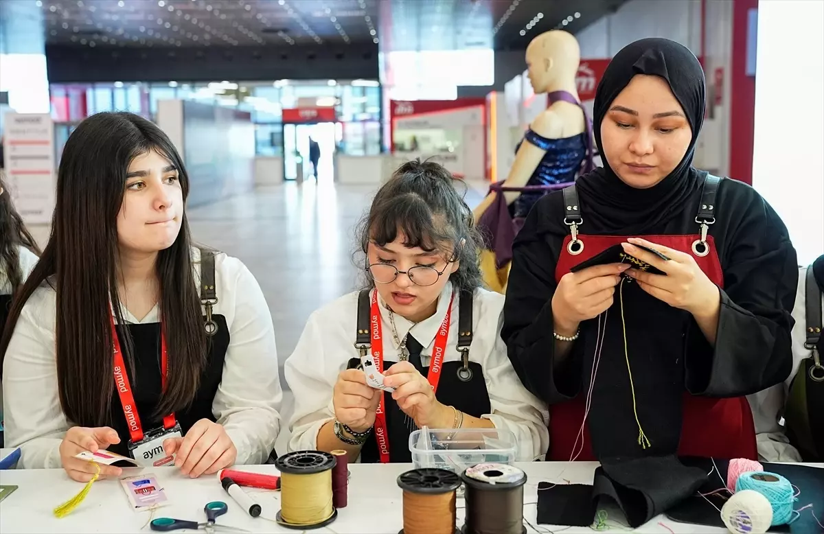 Zeytinburnu Lisesi Öğrencileri Uluslararası Fuarda Geleneksel Ayakkabıyı Modern Tasarımla Buluşturdu