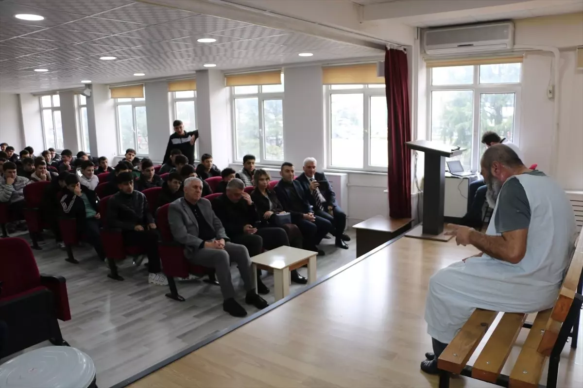 Öğrencilerin sahne performansı, Of ilçesinde