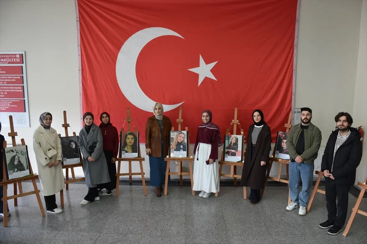 Kadın şehitlerin ve Milli Mücadele kahramanlarının fotoğraflarının sergilendiği alan