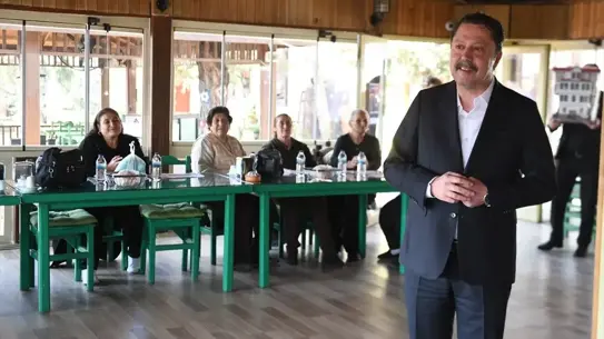 Mustafa Yeşilleme ve Belediye Başkanı Kasap el sıkışıyor