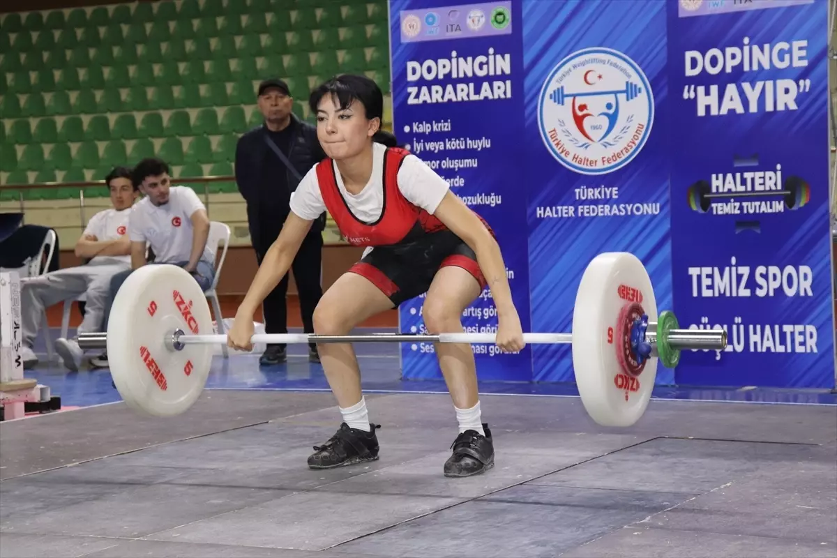 Ünye'de Genç Kızların A‑B Halter Şöleni Başladı