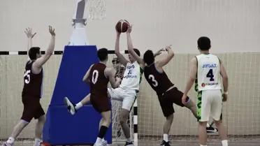 Genç basketbolcuların aksiyon dolu anları