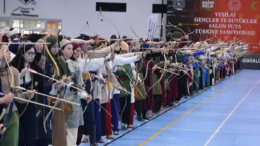 Şampiyonada ok atışı yapan sporcular