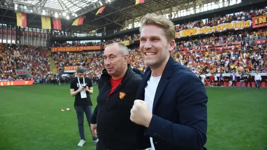 Göztepe takımı Ankersen ile bir arada