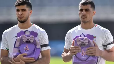 Sahada sırt çantalarıyla İran futbolcuları